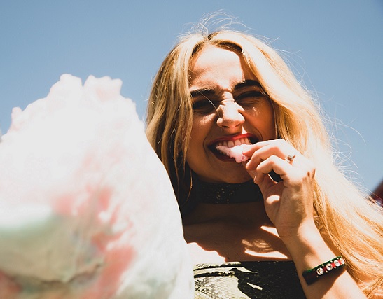 woman eating cotton candy that might have tooth sensitivity